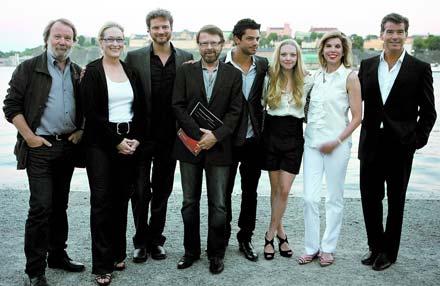 LADDAR FÖR MAMMA MIA-PREMIÄREN | Kvällen före den svenska premiären firade stjärnorna från ?Mamma Mia?-filmen på Skeppsholmen i Stockholm ? mitt emot det blivande ABBA-museet. Från vänster: Benny Andersson, Meryl Streep, Colin Firth, Björn Ulvaeus, Dominic Cooper, Amanda Seyfried, Christine Baranski och Pierce Brosnan.