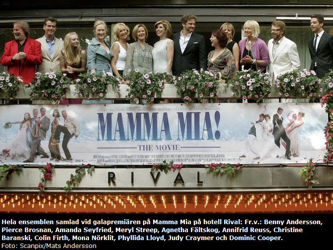 Hela ensemblen samlad vid gapapremieären på hotell Rival: Fr.v.: Benny Andersson, Pierce Brosnan, Amanda Seyfried, Meryl Streep, Agnetha Fältskog, Anni-Frid Ruess, Christine Baranski, Colin Firth, Catherine Johnson, Phyllida Lloyd, Judy Cramer, Björn Ulvaeus och Dominic Cooper